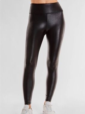 Noli Yoga Liquid Leggings Black
Gloss Leggings